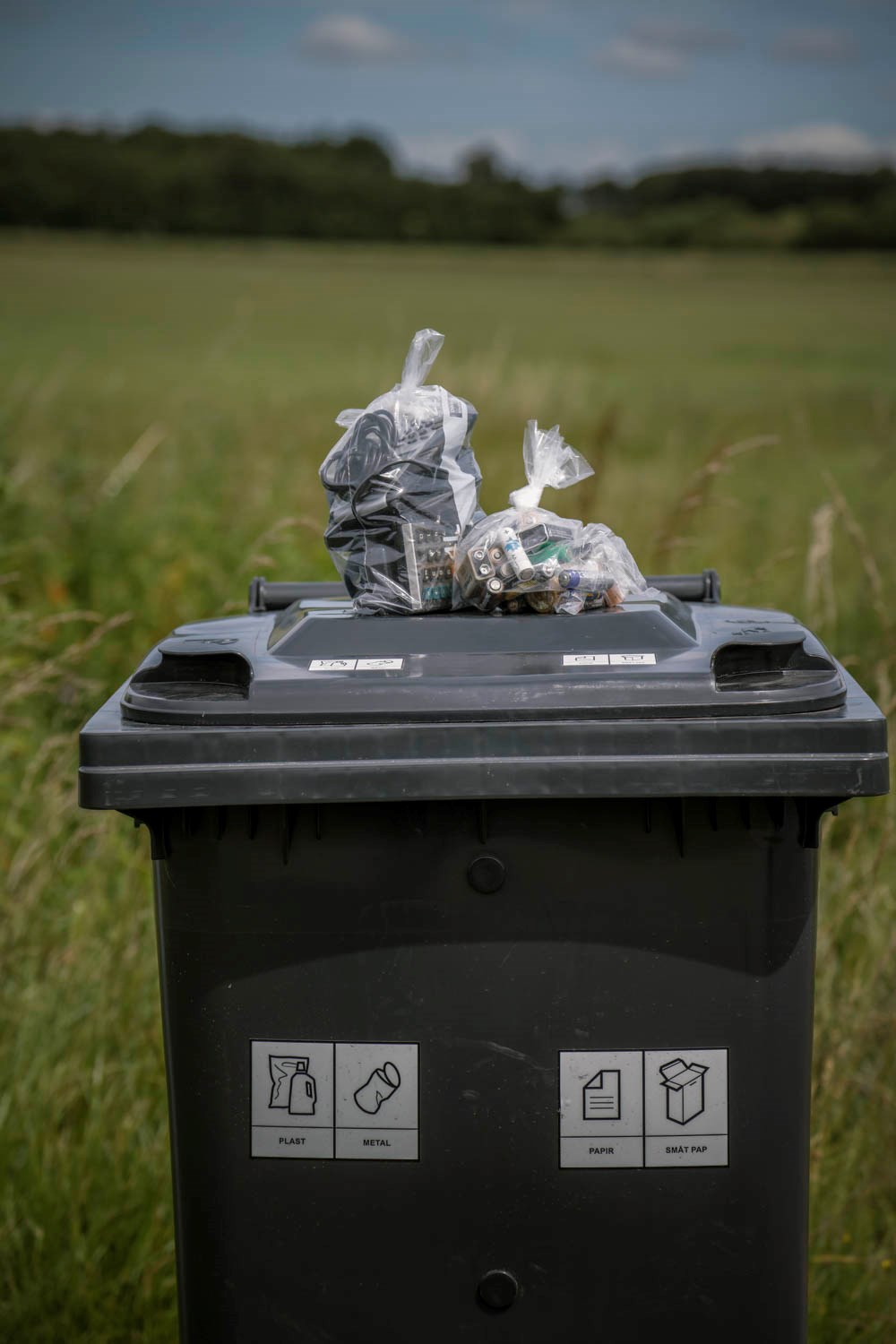 Genbrugsbeholder med batterier og småt elektronik