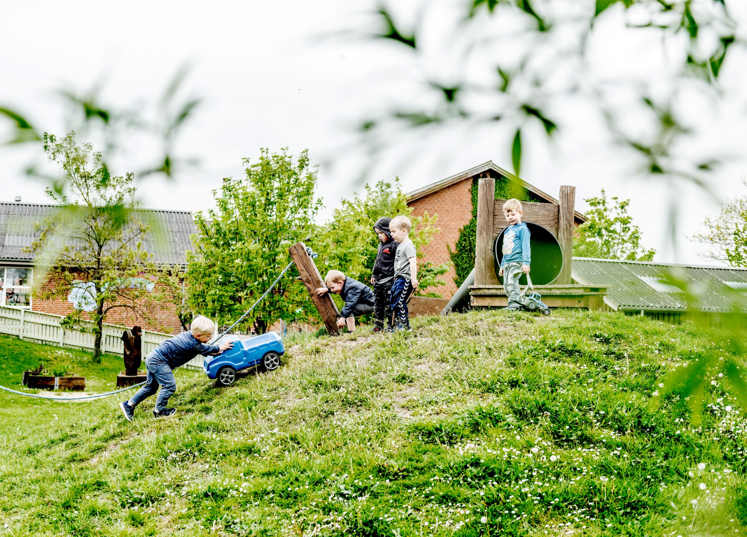 Børn leger udendørs