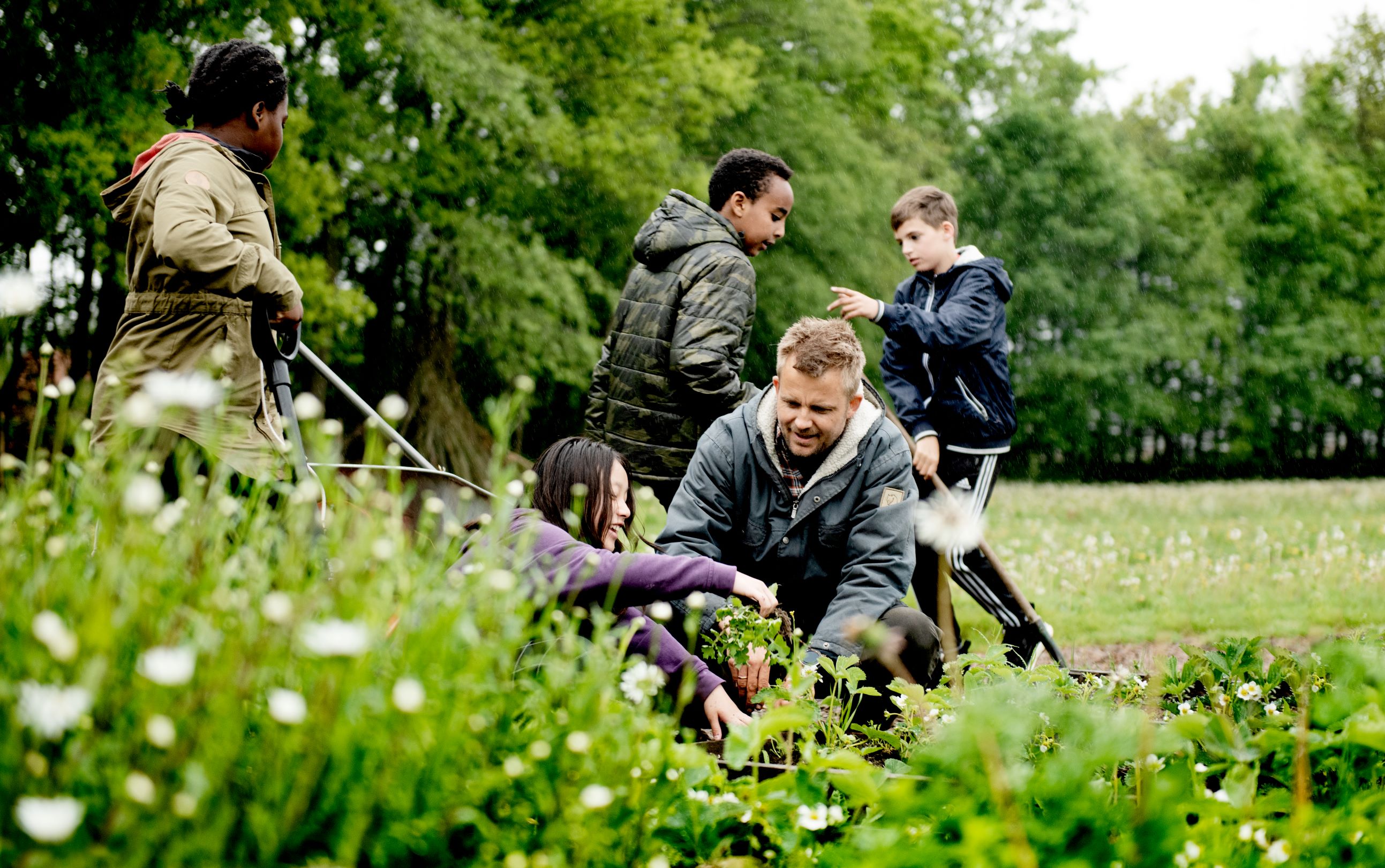 Pædagog leger med børn