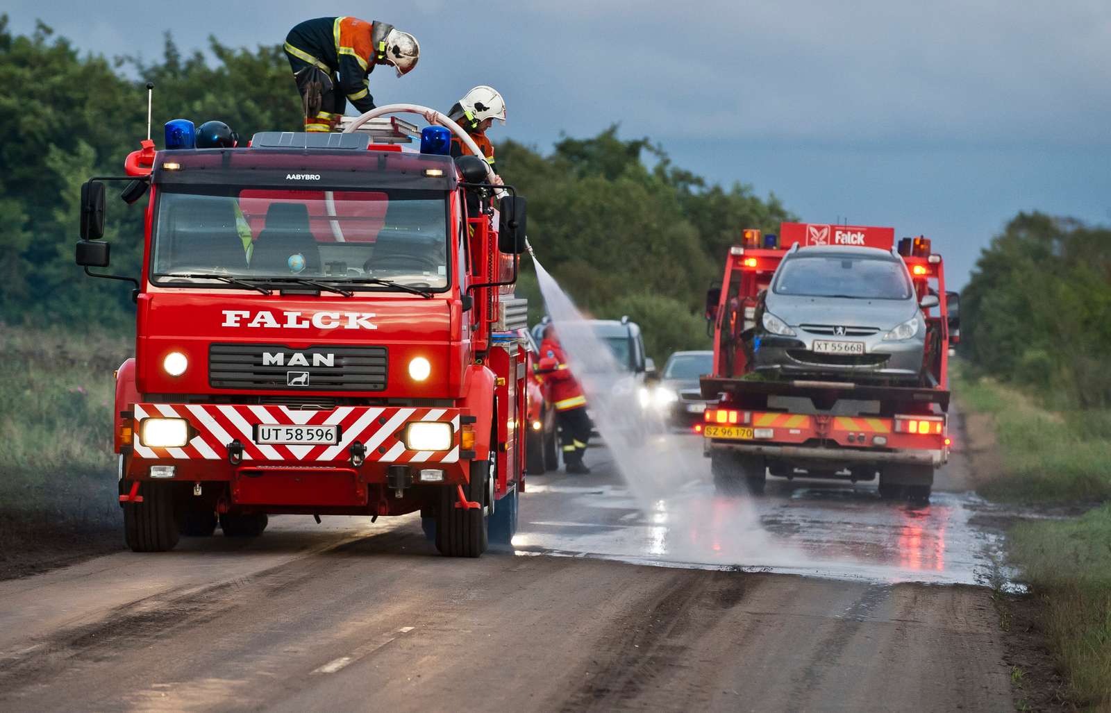 Brandbil sprøjter vand på vej