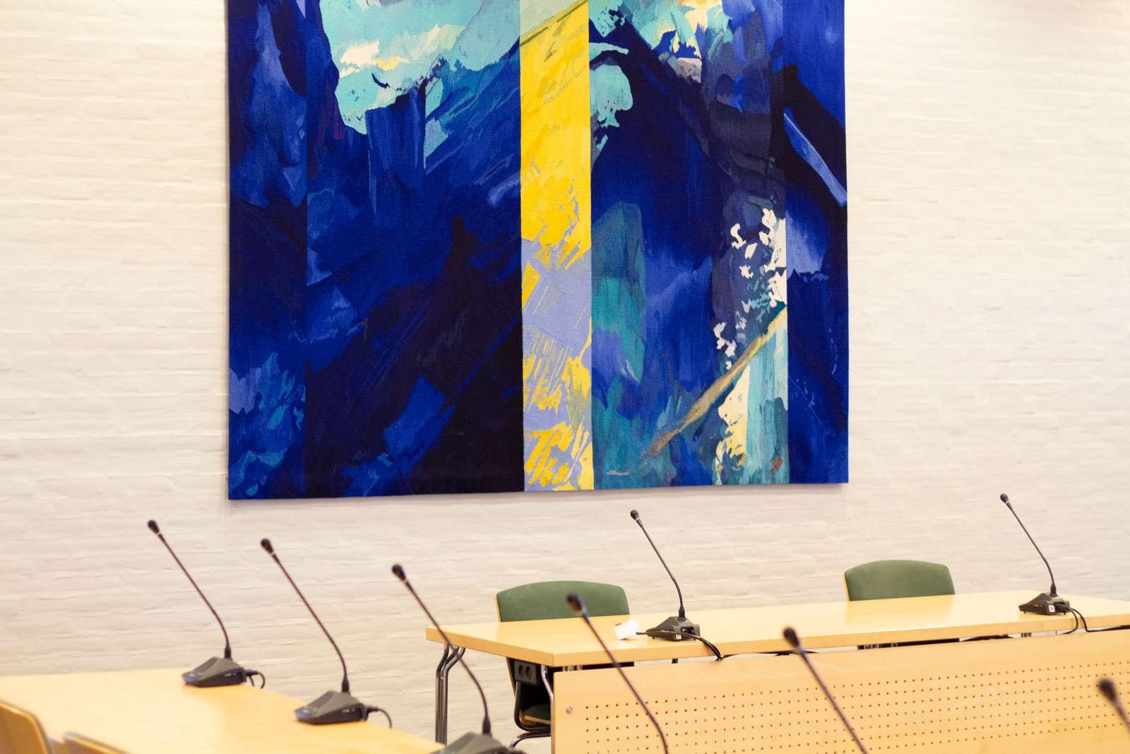 Byrådssalen med det vævede billede