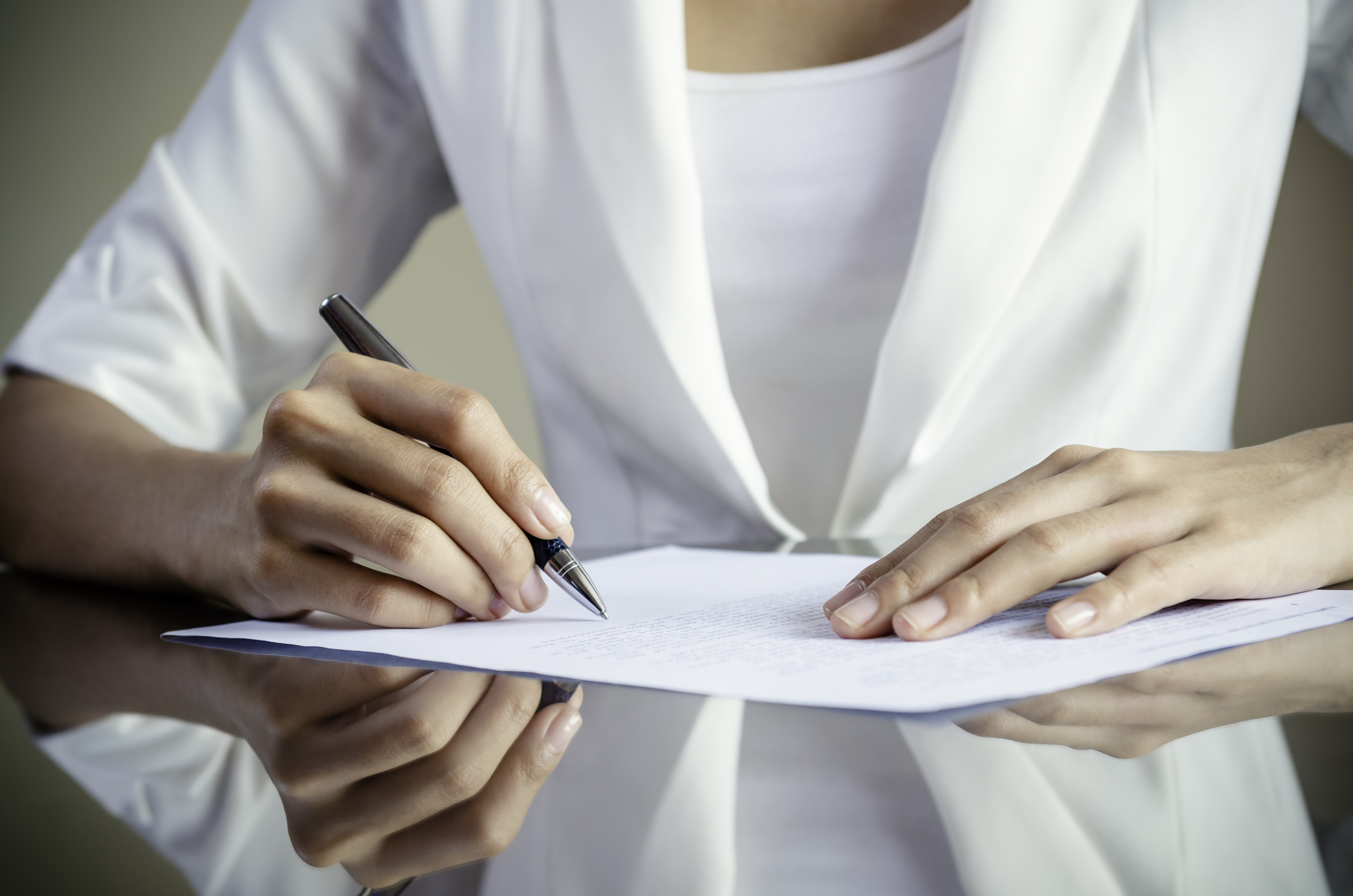 Kvinde skriver med kuglepen