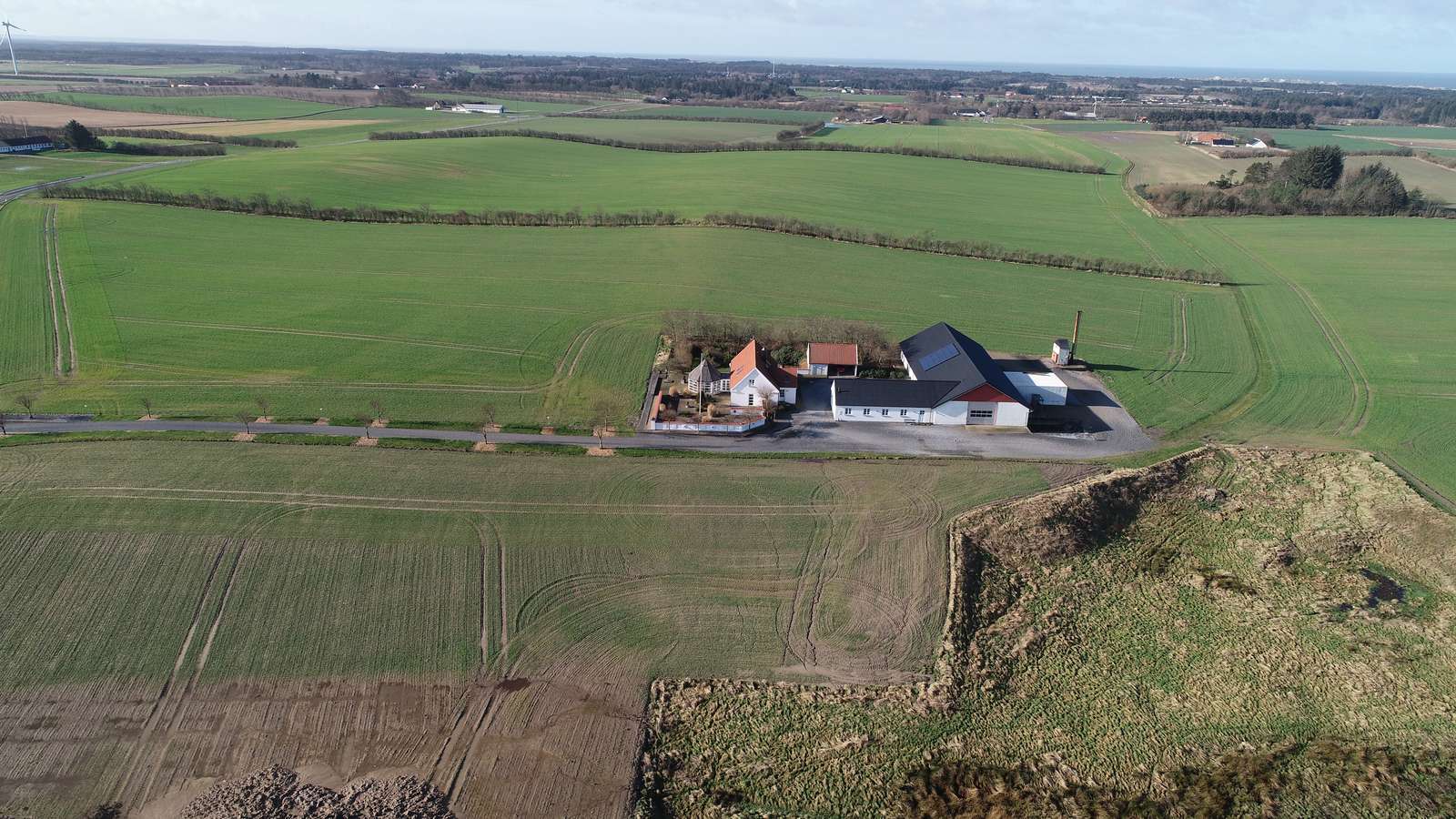 Luftbillede af grund på landet