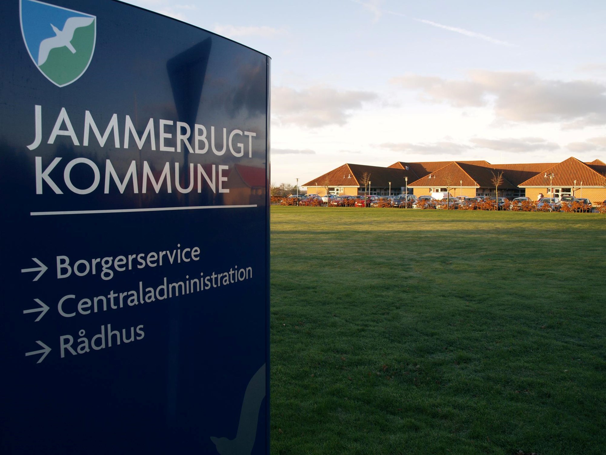 Skilt foran Aabybro Rådhus