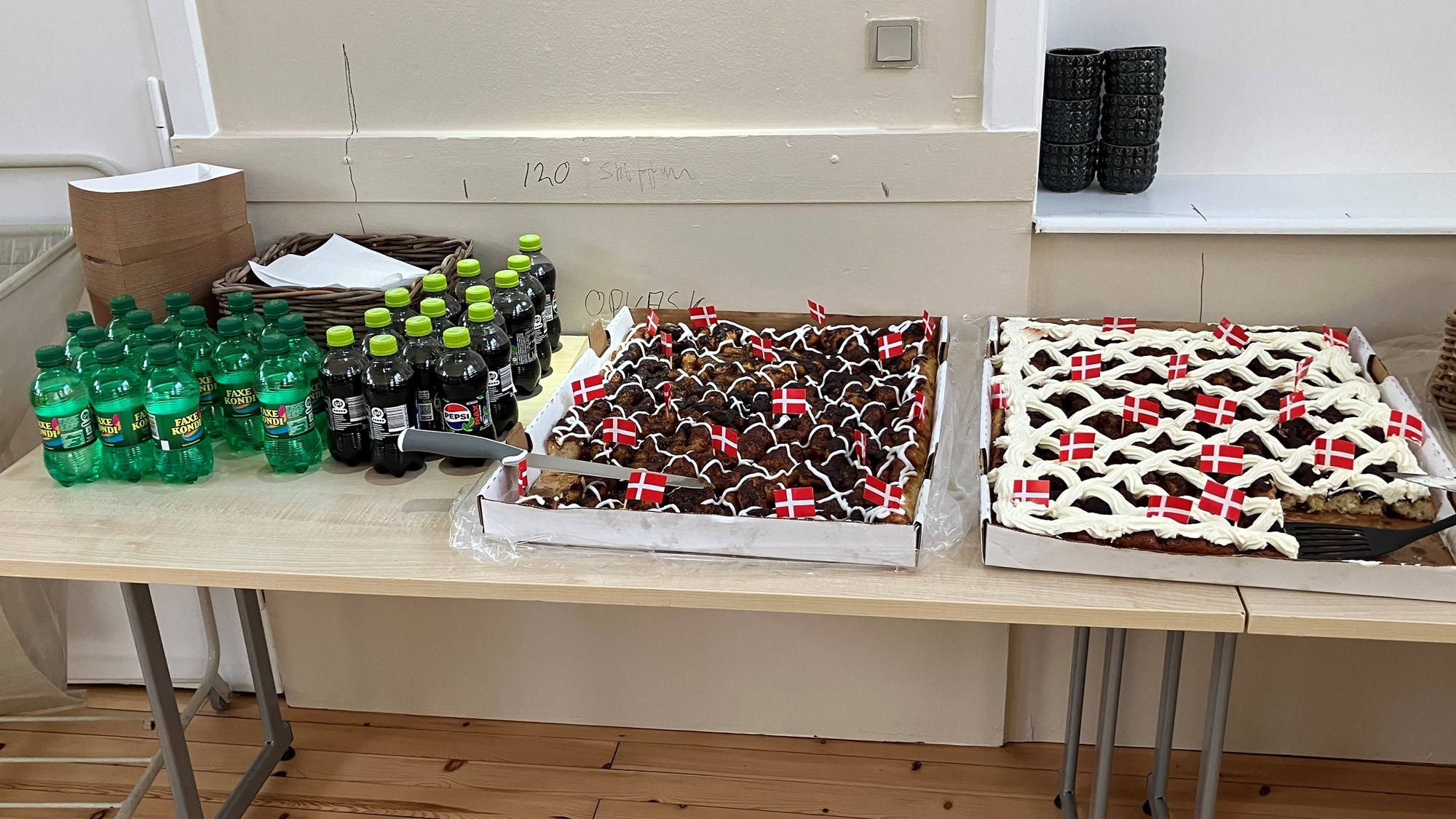 Kage og sodavand til de fremmødte