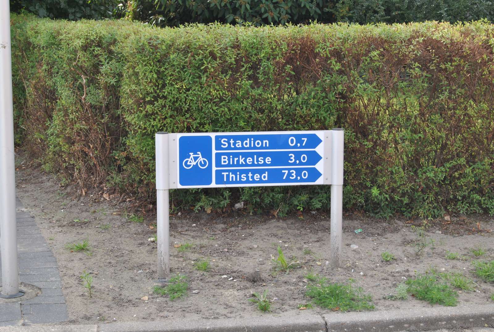 Vejskilt Birkelse 3 km, stadion 0,7 km