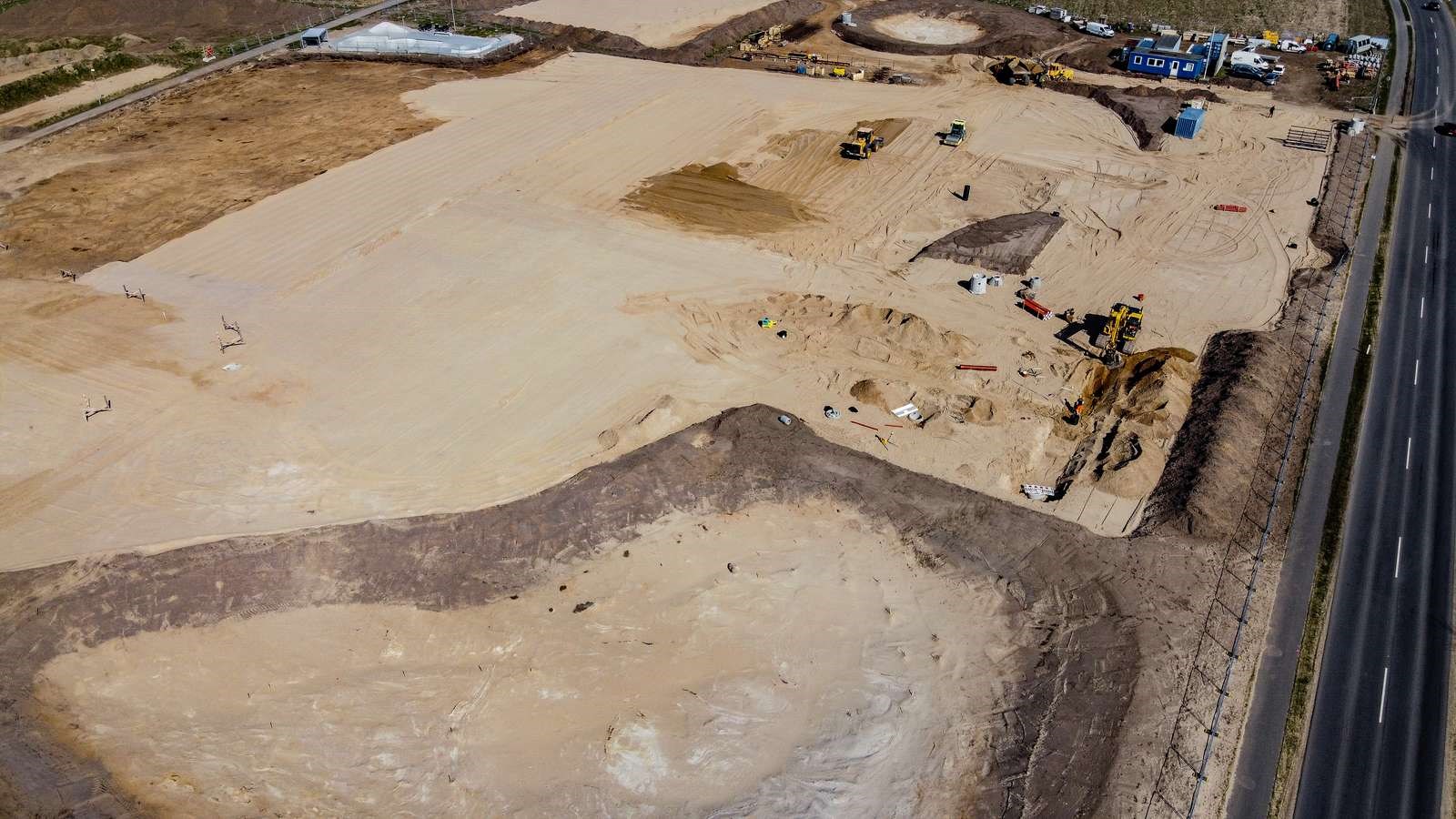 Luftfoto af byggepladsen før opførsel af skolen