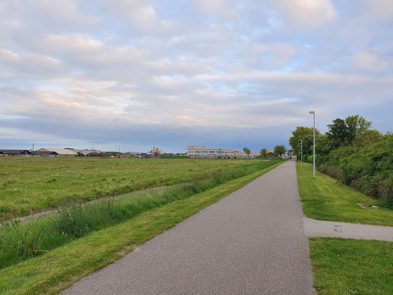Foto af byggeriet af skolen på afstand