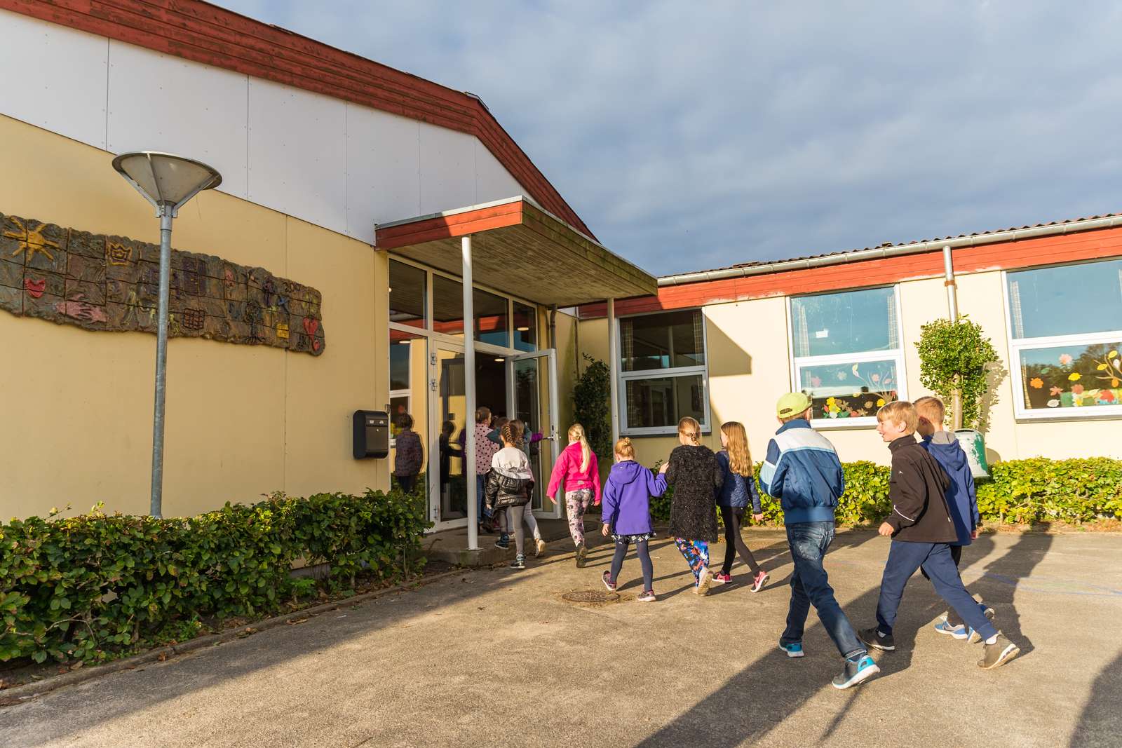 Flok af børn på vej ind i institution