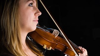 Kvinde spiller på violin