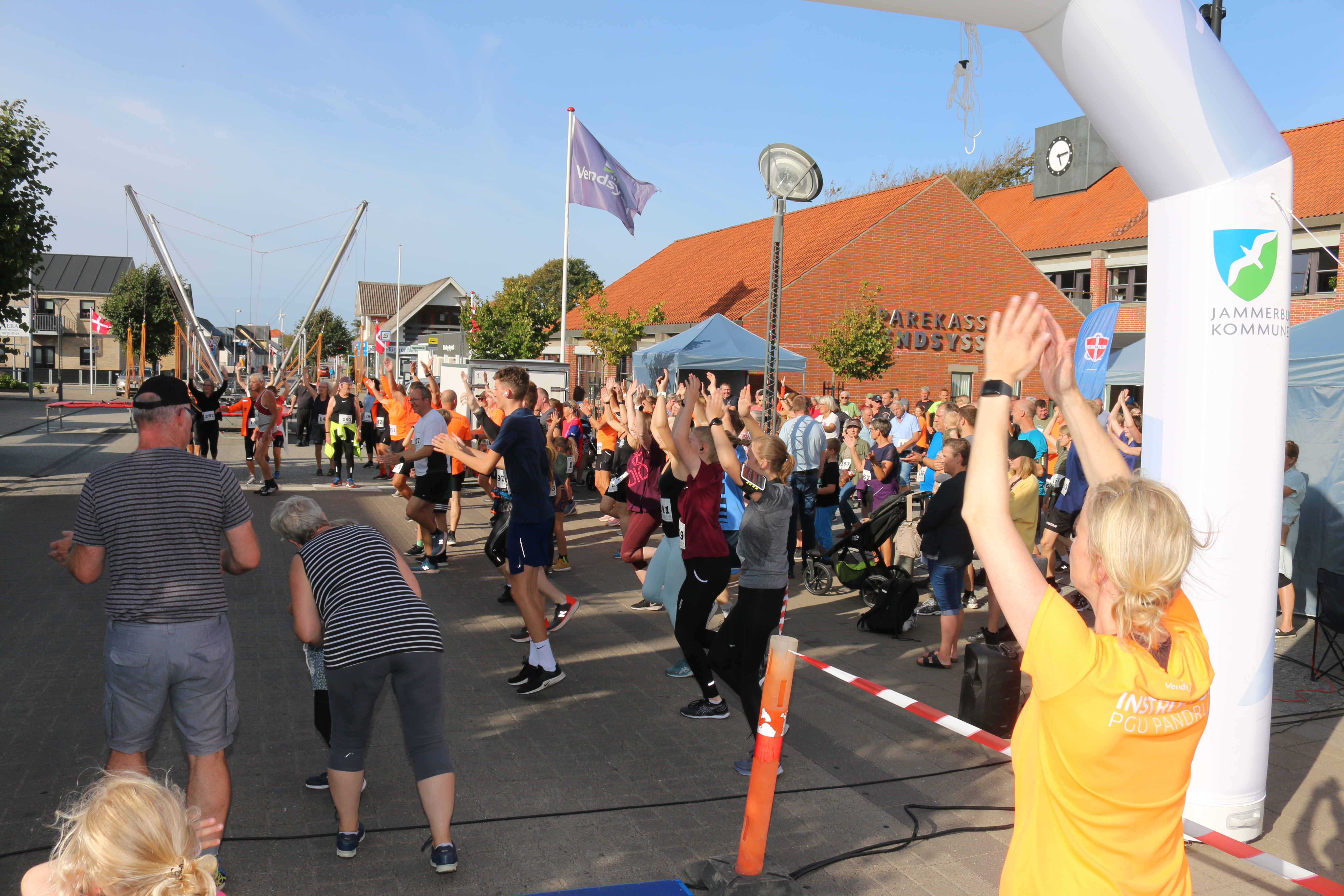 Aktiv folkemængde på Pandrup torv