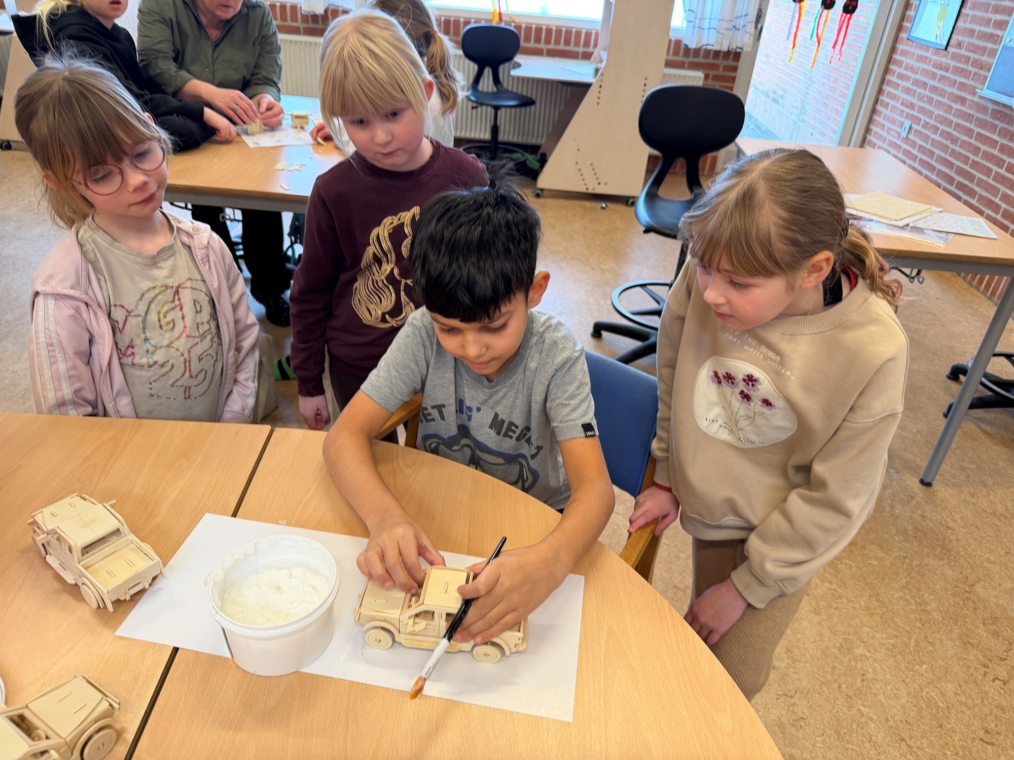 Tage Hensyns bil sættes sammen i 1-2. klasse