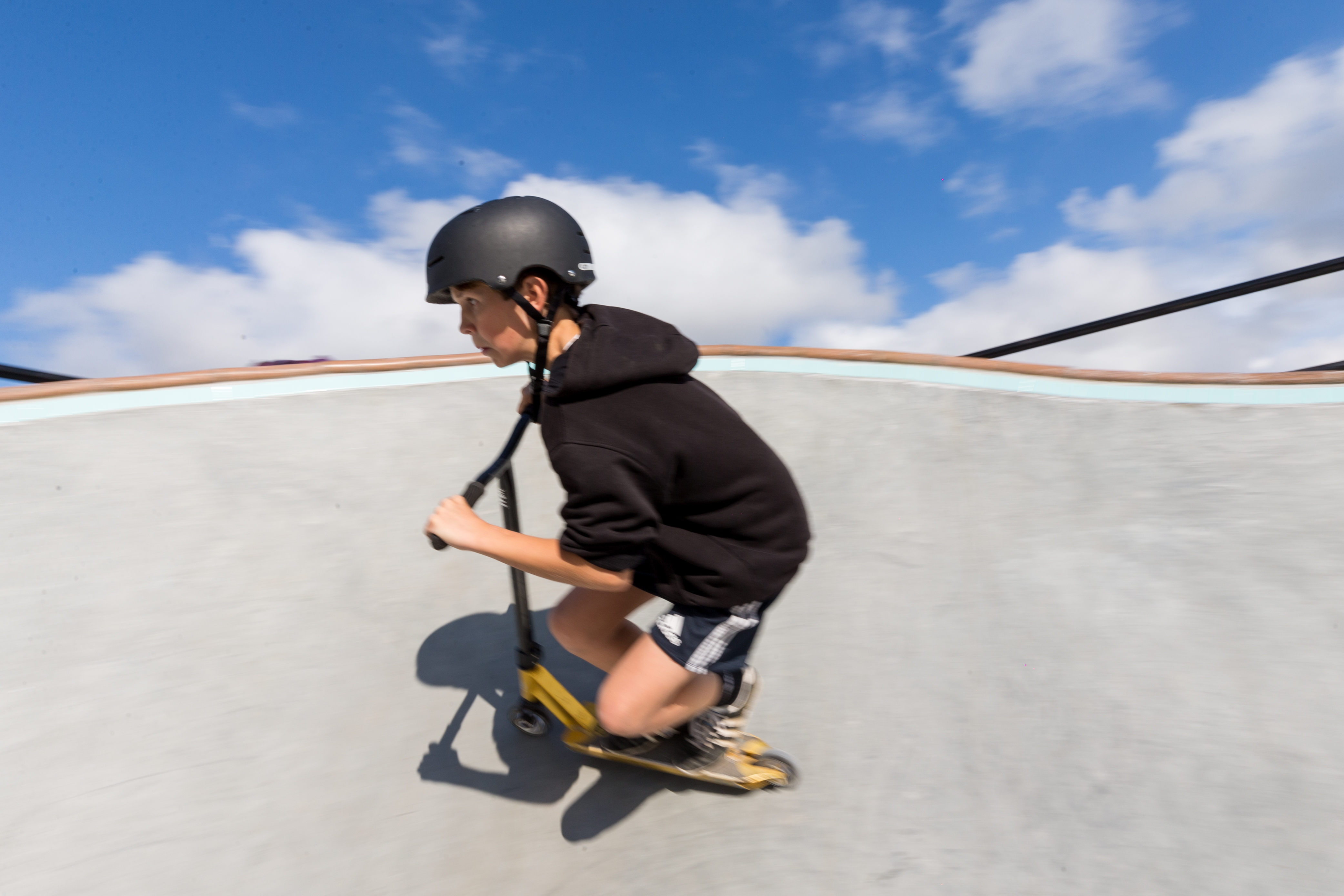 Dreng kører løbehjul