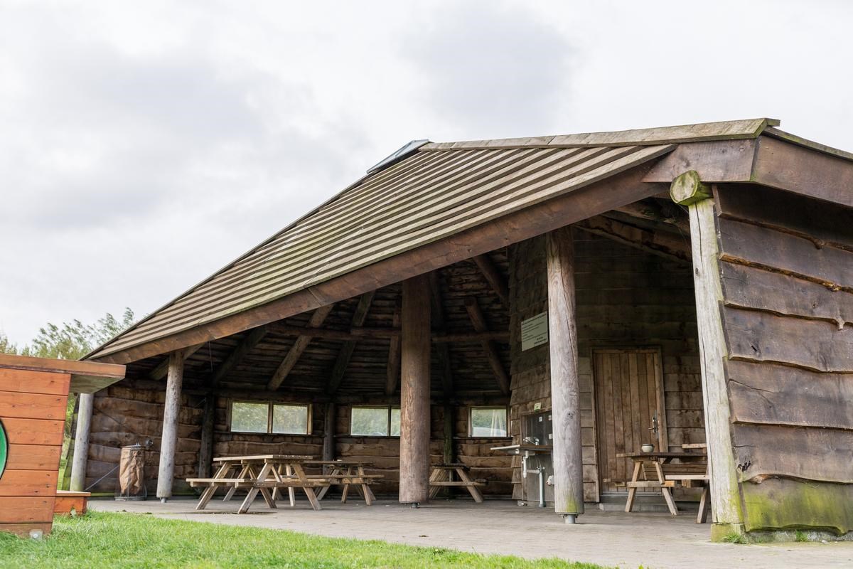 Bænke og borde under tag