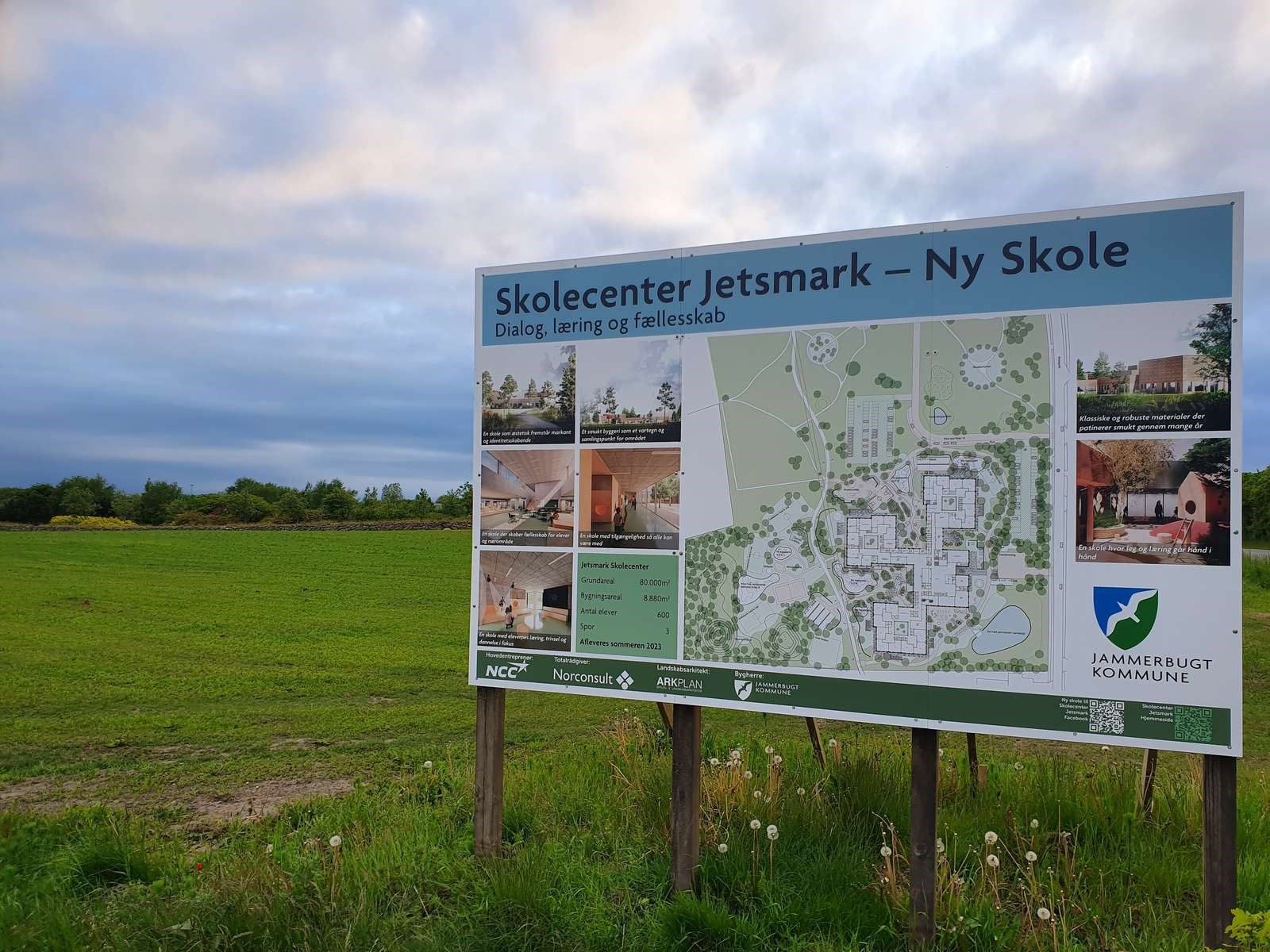 Informationsskilt opsat ved byggestedet