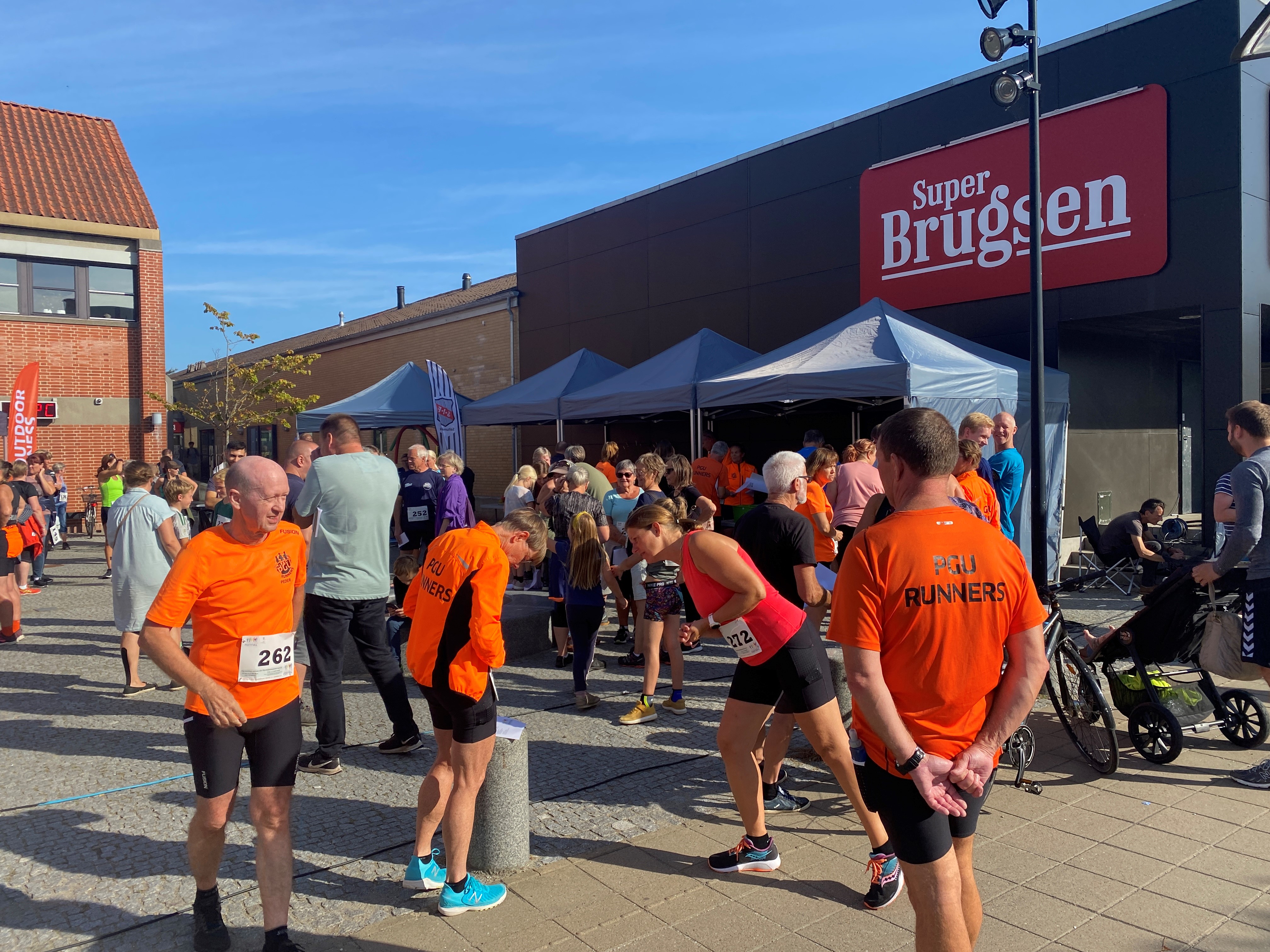 Løbere på Pandrup torv ved genstartsfestival