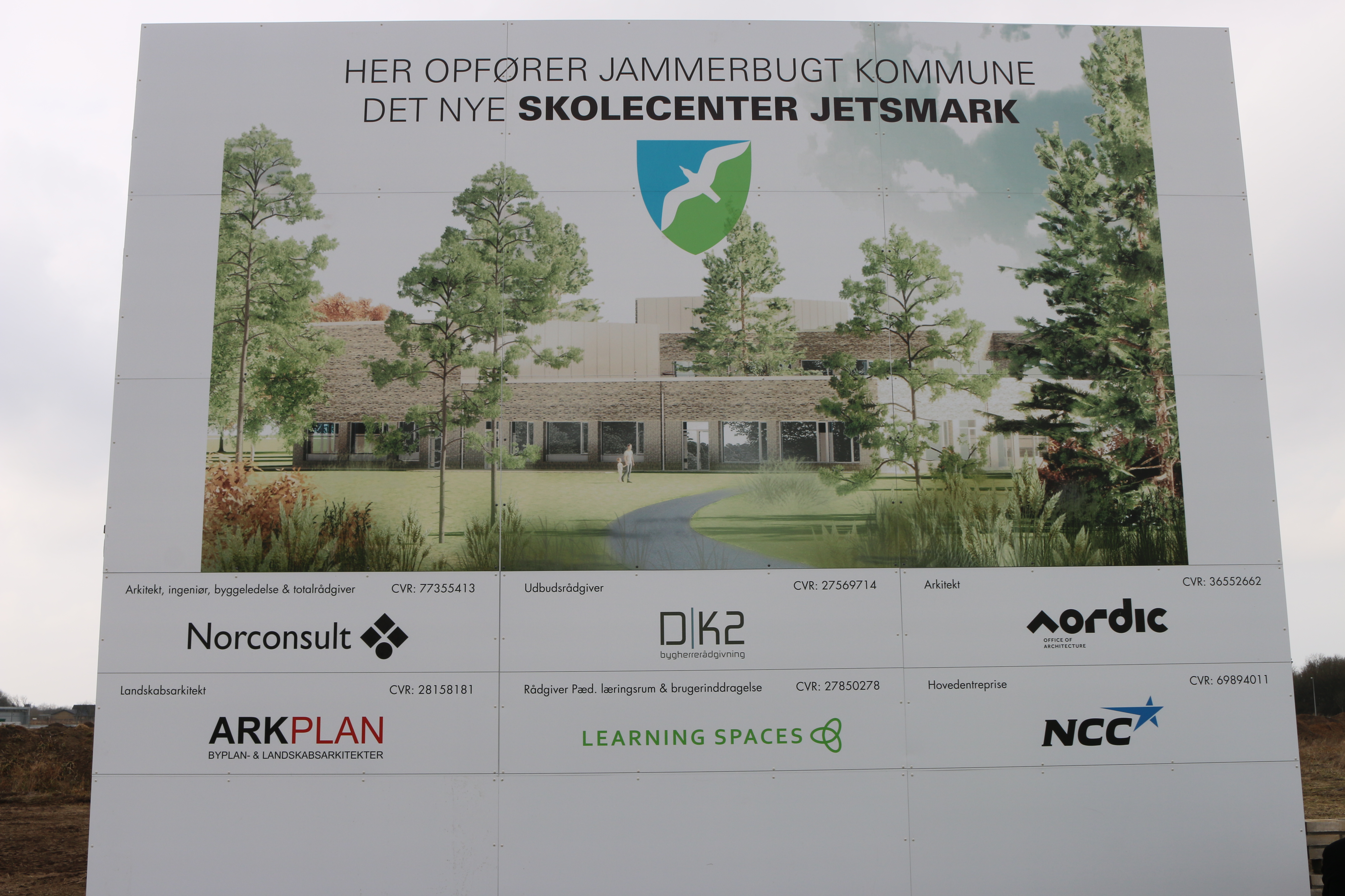 Byggeskilt på pladsen