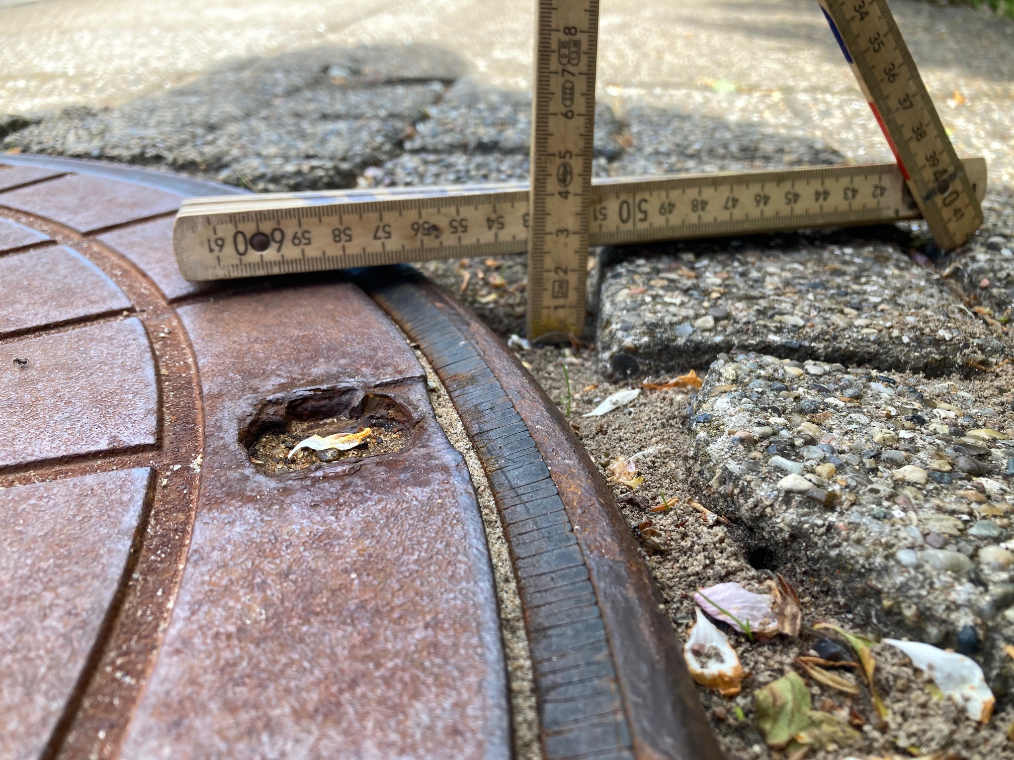 kloakdæksel og tommestok