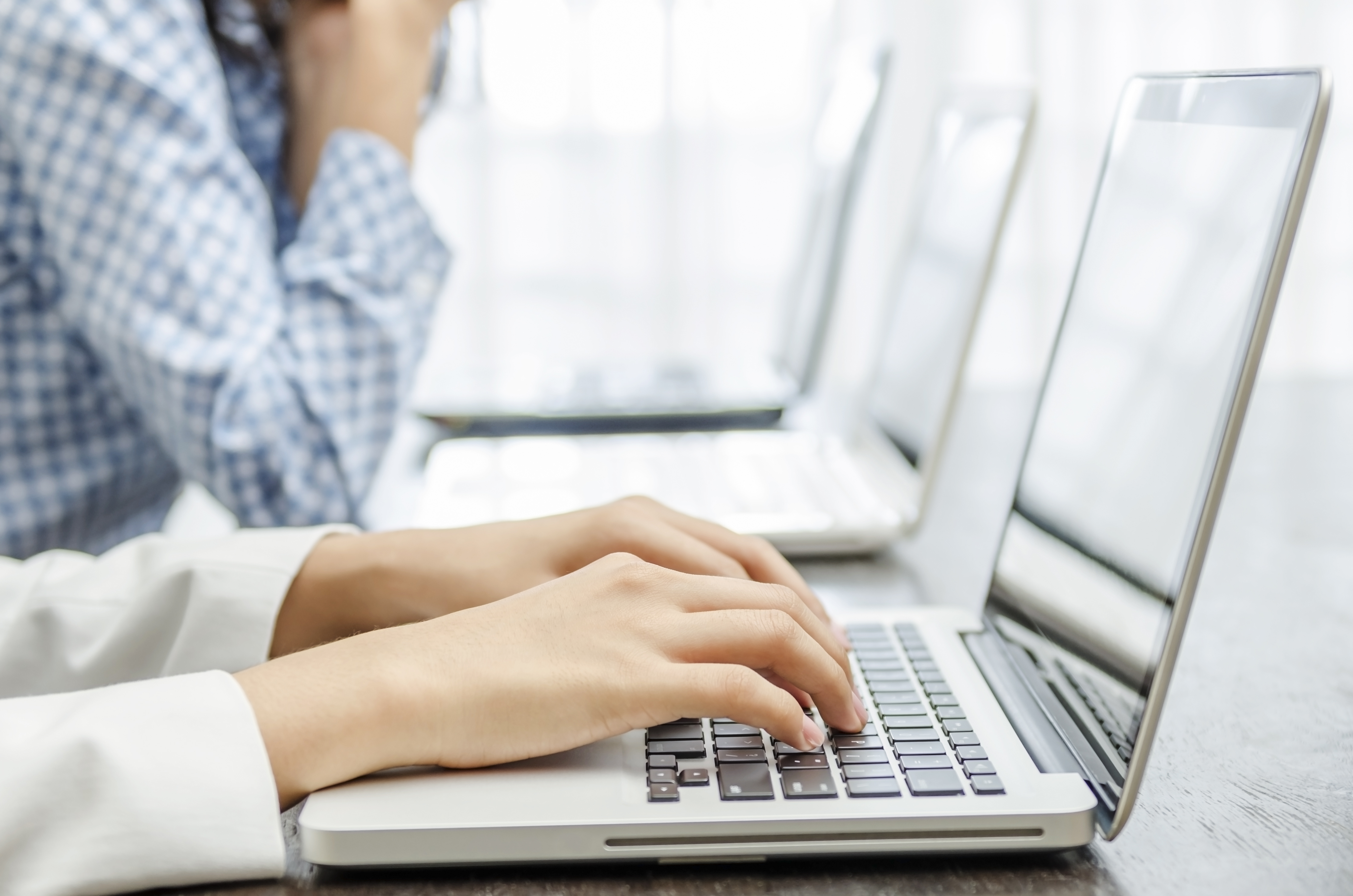 Pc hænder på tastatur