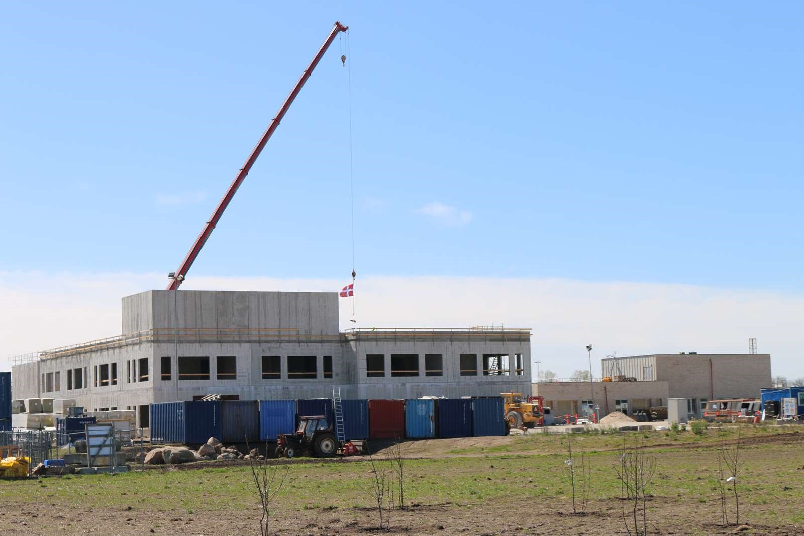 Der flages for tagrejsning ved byggeriet af skolen