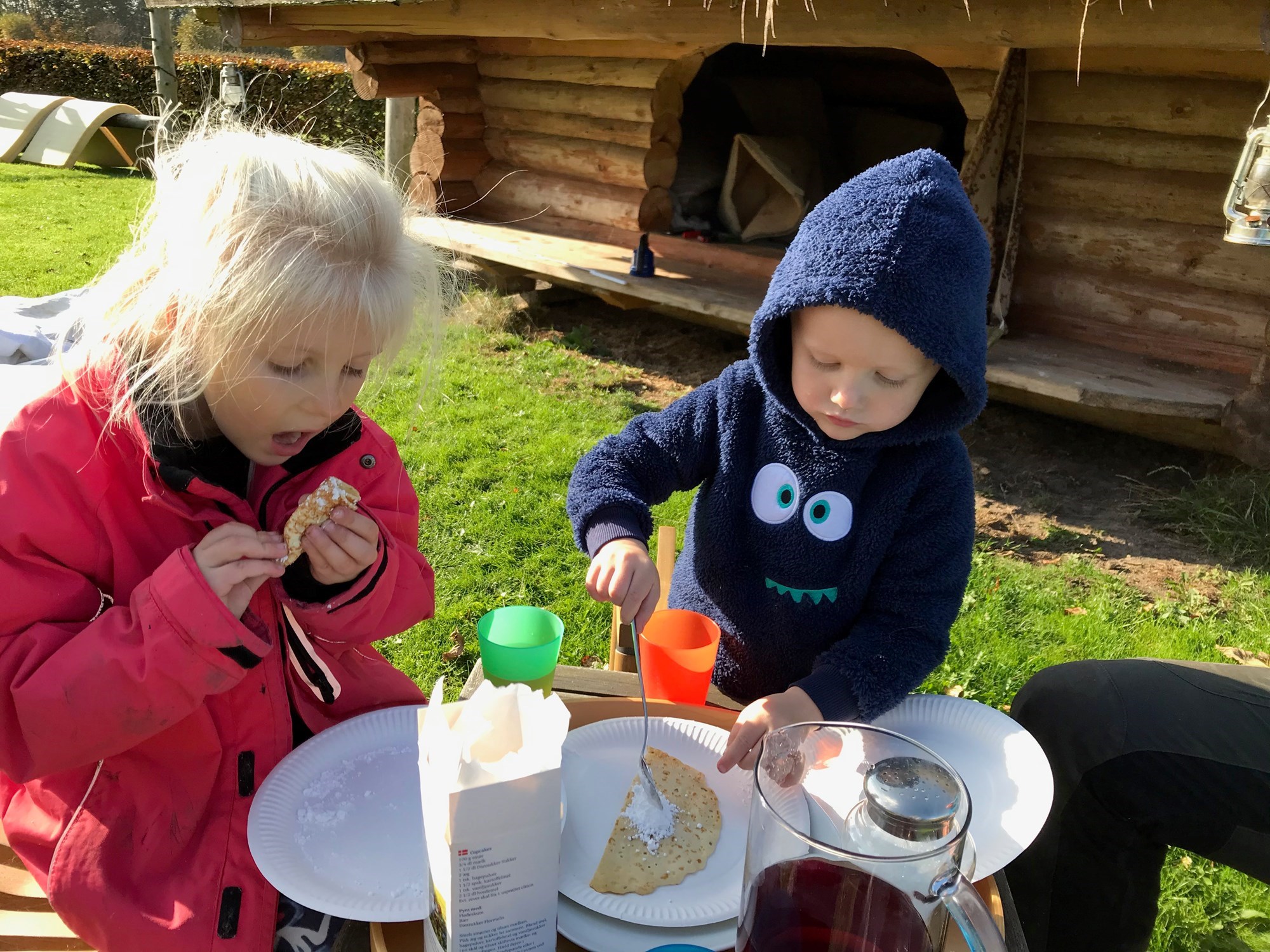Børn nyder hjemmelavede pandekager