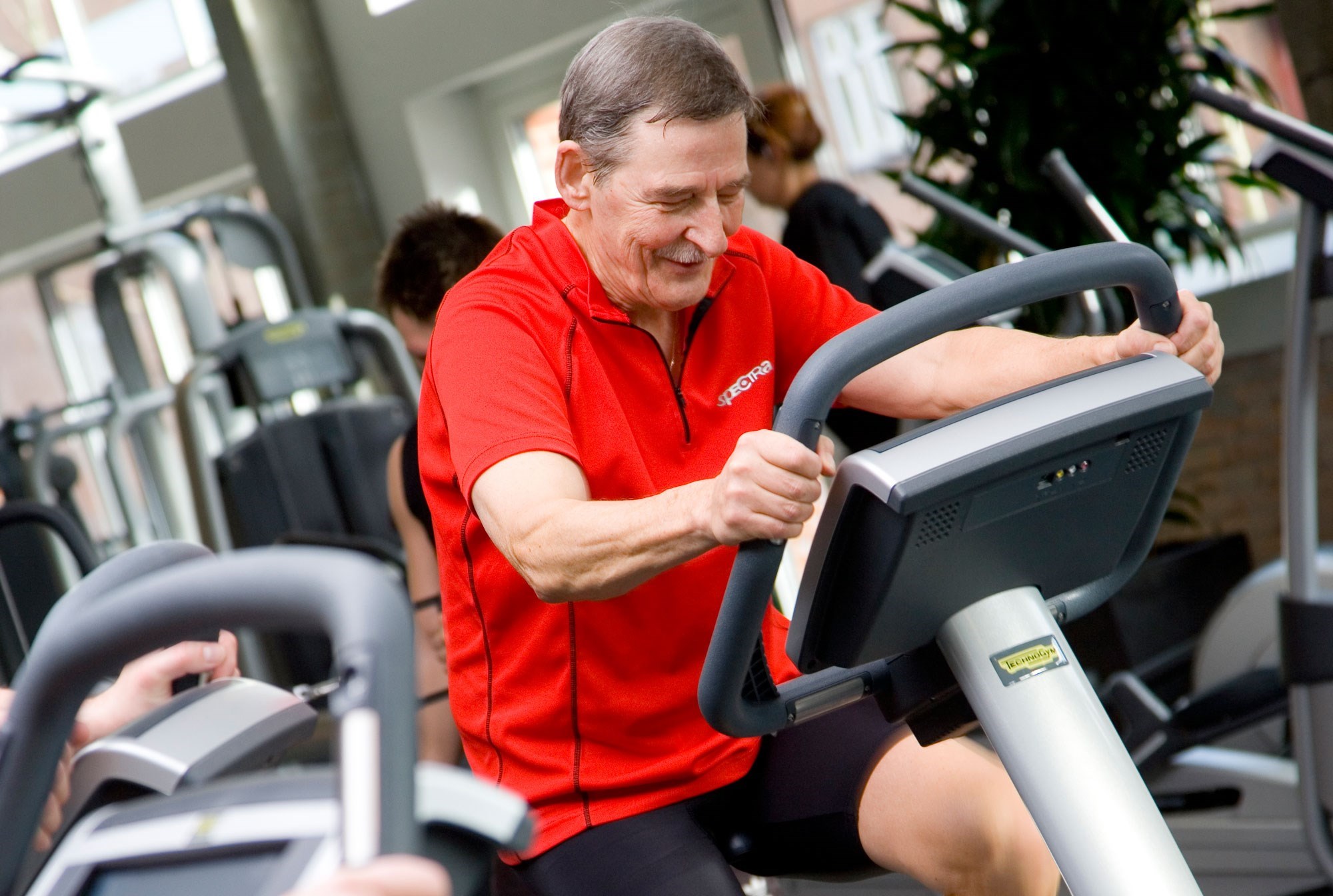 Ældre mand der træner