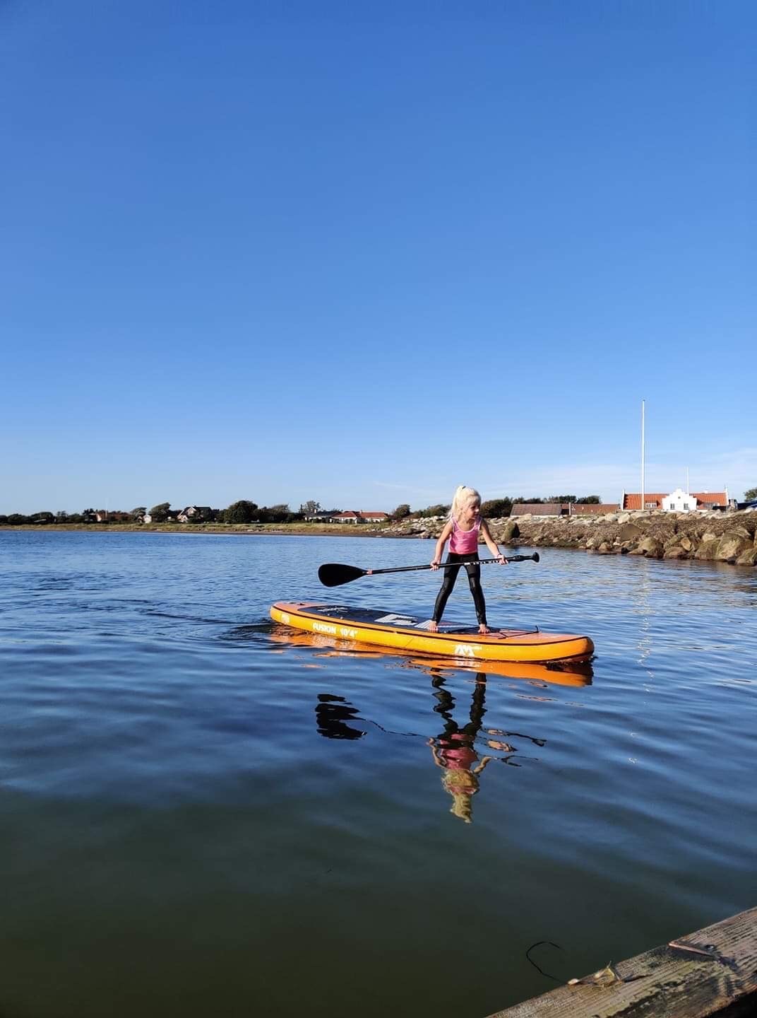 Barn på paddleboard