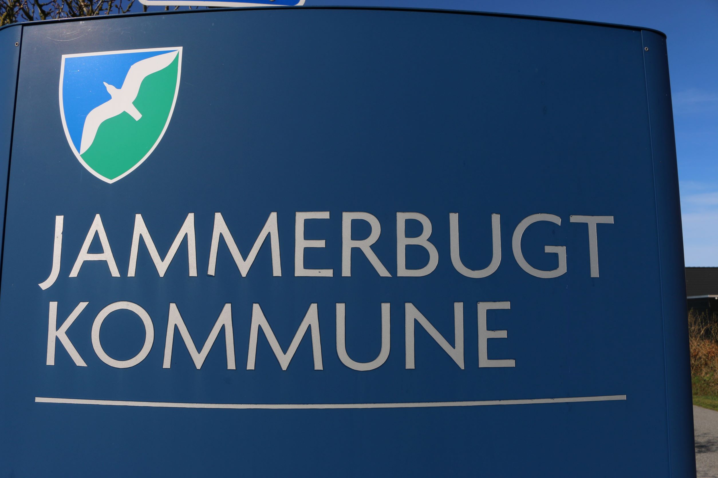 Skilt med Jammerbugt Kommunes logo