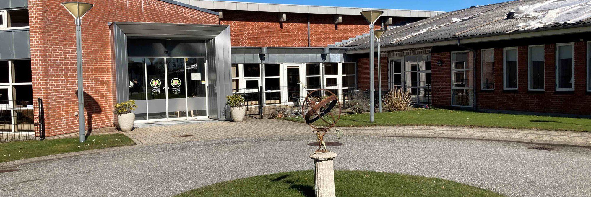 Aabybro Plejehjem ude fra med skulptur
