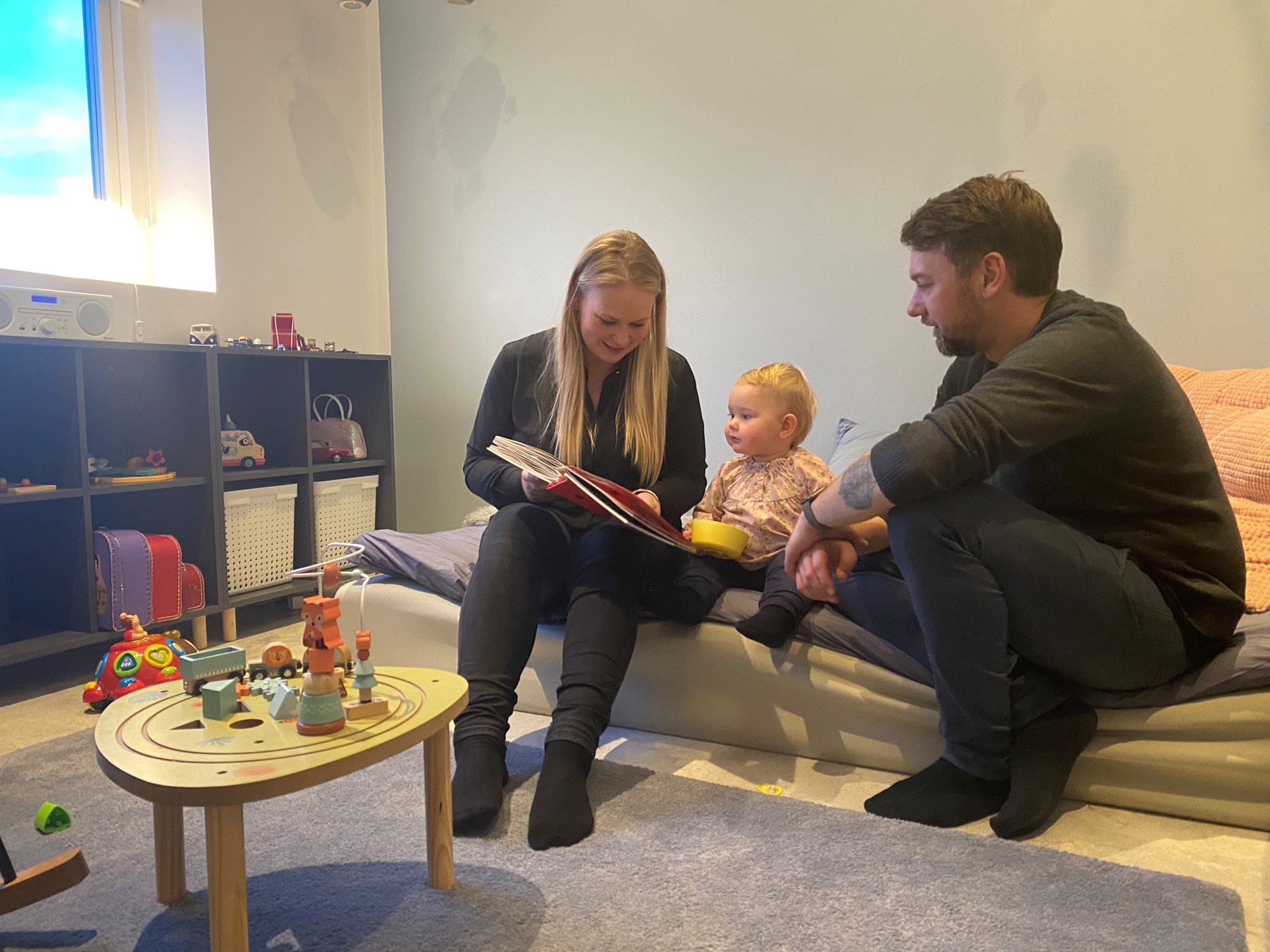 Forældre læser historien for lille barn