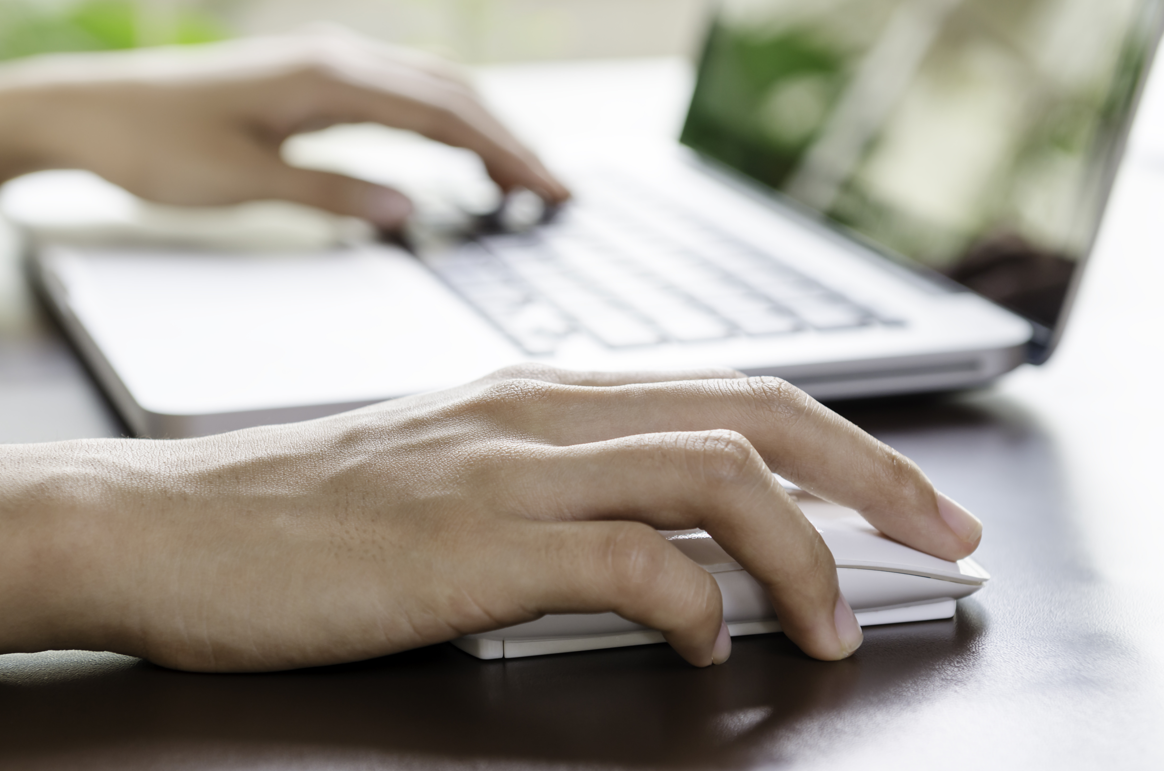 Person sidder ved bærbar computer